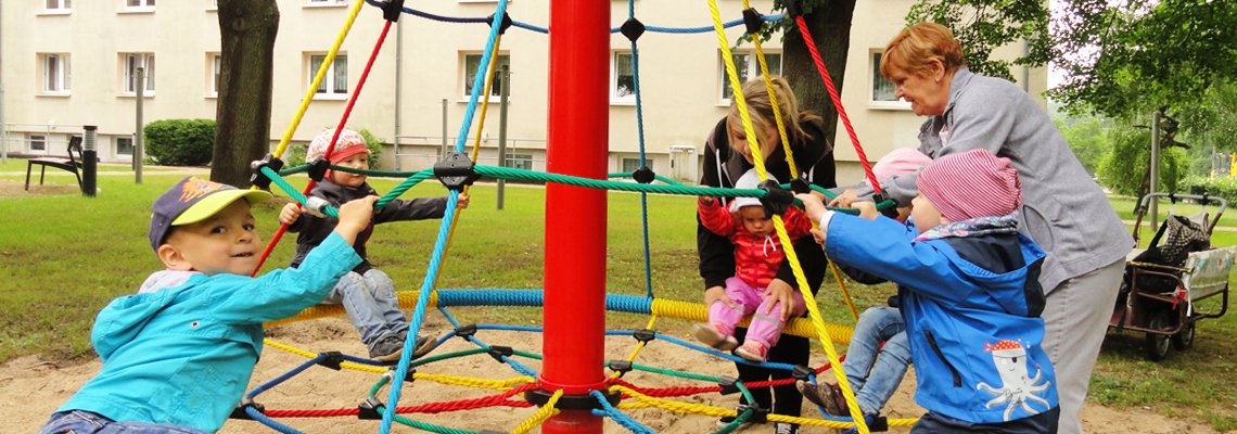 Spielende Kinder am Klettergerüst auf einem Kinderspielplatz der WBG 