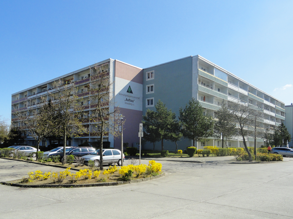 Fassade der Wohnanlage Otto-Grotewohl-Ring der WBG "Aufbau" Strausberg