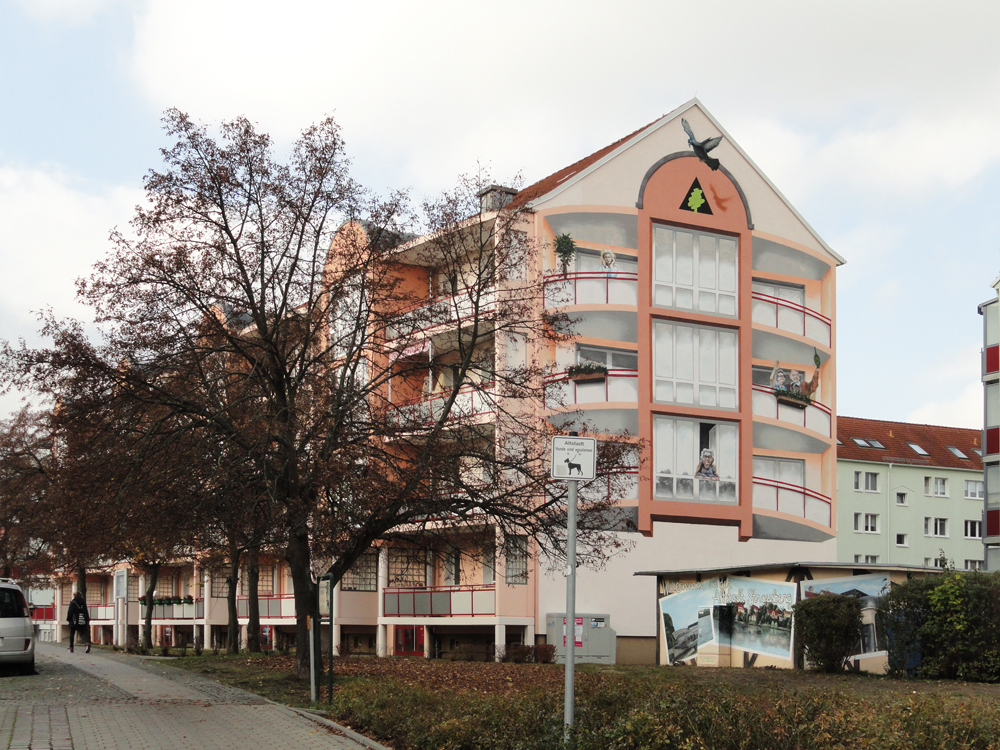 Ansicht vom bemalten Giebel im Wohngebiet Müncheberger Strasse