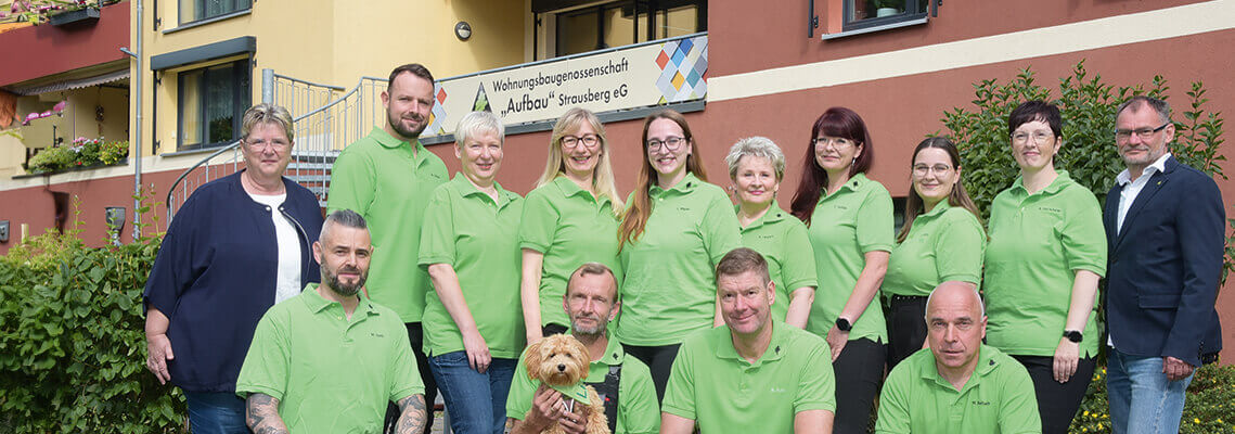 Teamfoto der WBG "Aufbau" Strausberg vor dem Geschäftshaus in Strausberg