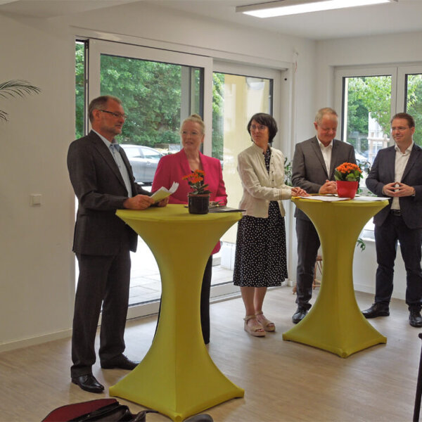Übergabe Siegel "Gewohnt gut - fit für die Zukunft, Vorstellung des Objekts durch Frank Wessel, mit auf dem Foto sind Maren Kern (BBU), Kathrin Mölneck (BBU), Stefan Bruch (MIL) und Matthias Brauner (BBU)