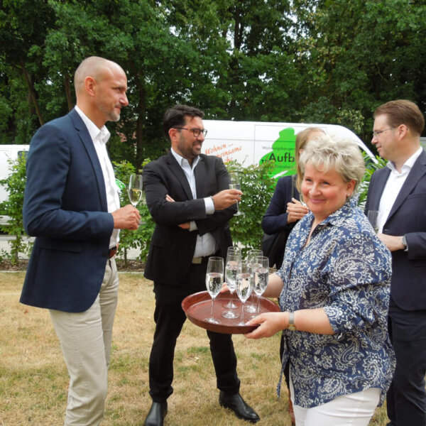 Übergabe Siegel "Gewohnt gut - fit für die Zukunft, beim Gläschen Sekt oder Wasser