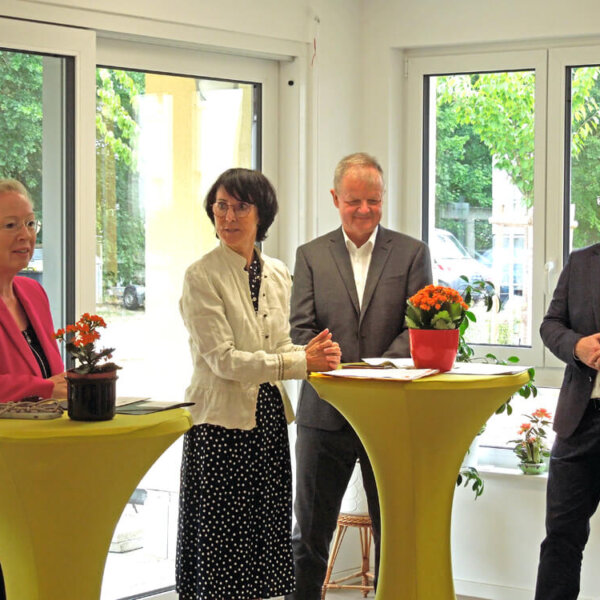 Übergabe Siegel "Gewohnt gut - fit für die Zukunft, Begründung der Siegelvergabe durch Maren Kern (Vorständin des BBU), mit auf dem Foto sind, Kathrin Mölneck (BBU), Stefan Bruch (MIL) und Matthias Brauner (BBU)