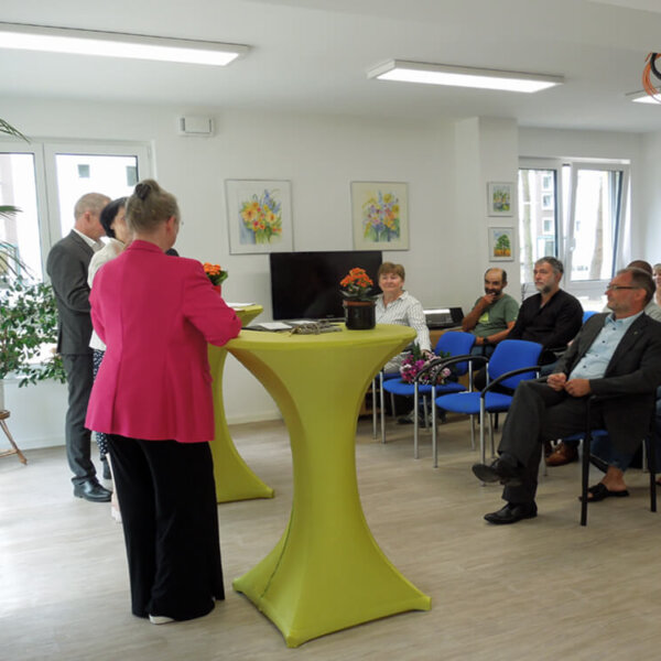 Übergabe Siegel "Gewohnt gut - fit für die Zukunft, Begründung der Siegelvergabe durch Maren Kern (Vorständin des BBU), mit auf dem Foto sind, Kathrin Mölneck (BBU), Stefan Bruch (MIL) und Matthias Brauner (BBU)